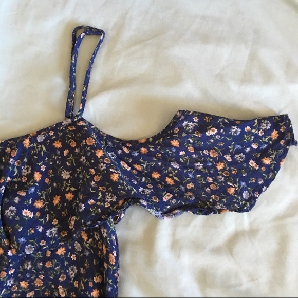 F21 & Divided Off-the-shoulder Floral Dresses - Picture 4 of 6